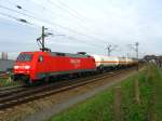 152 082 zieht am 27.12.2007 einen Kesselwagenzug bei Venlo Richtung deutsche Grenze.