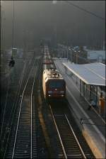 152 097 durchfhrt am Abend des 18.02.2008 mit dem CSQ 60061  AUDI-EXPRESS , von Emden nach Ingolstadt Nord, den Bahnhof Werdohl.