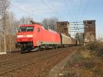 Bei schnstem Fotowetter am 08.03.2008 zieht 152 159 den Sappi-Leerzug ber die Klner Sdbrcke.