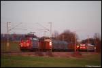 152 055-0 mit FZT 56080 von Aalen nach Stuttgart-Hafen trifft am Km 63,0 der Remsbahn (KBS 786) auf 143 201-2 mit ihrem RE 19467 von Stuttgart Hbf nach Aalen, aufgenommen bei Mgglingen.