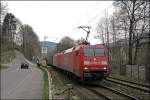 Mit 12800KW durchs Sauerland: 152 051 und 152 006 bringen einen langen Gterzug bei Altena(Westf) Richtung Siegerland.