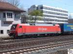 Baureihe 152 029-5 wartet mit einen Ganzzug der sterreichischen Spedition LKW Walter am ehemaligen Stellwerk Nord in Kronach auf die Streckenfreigabe in Richtung Saalfeld.