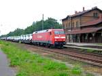 Endlich wieder mal eine 001. 152 001 durchfhrt am 29.08.08 den Bahnhof Raguhn in Richtung Bitterfeld.