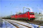 Am kalten 21. Dezember 2004 verlt 152 163-2 mit einer Schwestermaschine den Bahnhof von Obertraubling Richtung Passau.
