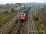 152 027 zieht am 25.10.08 einen Gterzug durch Bitterfeld in Richtung Berlin.