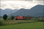 Modellbahngerecht ist die 152 023 mit ihren Drei Gterwagen in Richtung Rosenheim unterwegs. (09.07.2008)
