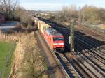 152 033 mit einem Containerzug bei Stelle, 12.01.2009
