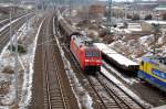 152 078 fhrt mit einem kurzen Gterzug in den Bahnhof Bitterfeld ein um einen IC-Ersatzzug vorbei zulassen. Fotografiert am 18.01.09.