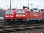 185 346-4 und 152 086-5 warten in Aachen-West auf ihren Einsatz.