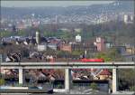 Eisenbahnviadukt Stuttgart-Münster -

Bild 1: Eine Lok der Baureihe 152 auf dem 855 m langen Eisenbahnviadukt Stuttgart-Münster. Der Turm links der Bildmitte gehört zur Stadtkirche Bad Cannstatt. Rechts davon das Schloß Rosenstein. Dahinter geht der Blick in den Stuttgarter Talkessel mit dem Hauptbahnhofsturm, etwas links der Bildmitte. 

09.04.2009 (M)