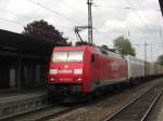 Mit einem Container-Zug in Richtung Salzburg durchfuhr am 1. Mai 2009 die 152 023-8 den Priener Bahnhof.