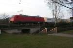 In der Abenddmmerung des 14.3.05 zieht eine BR 152 ihren  Bananenexpress  durch das Nienburger Industriegebiet.