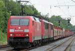 Die 152 052-7 mit zwei BR155 am Haken durchfhrt Geilenkirchen am 03.06.2009