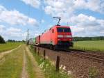 152 108-7 bringt am 28.05.09 einen KLV-Zug aus dem Sden nach Lbeck-Skandinavienkai. Aufgenommen kurz vor passieren der Stadt Reinfeld (Holst.).