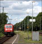185 304 mit einem Gz Richtung Koblenz bei der Durchfahrt von Rhndorf 28.7.2009