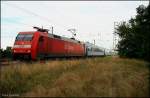 DB Cargo 152 031-1 mit Militrbegleitwagen (Bcmkh 240-Wagen) im Gegenlicht.