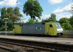 Der letzte ITL Schotterzug fr den neuen Stadtbahnhof Eschwege am 18.08.2009. Zuglok wieder 152 901-5 (ES 64 F-901). Hier im Bahnhof Eschwege West.