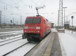 Hier 152 063-4, bei der Durchfahrt am 21.12.2009 durch Angermnde.