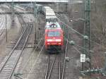 BR 152 152-5 mit einem Containerzug am roten Signal zur Ausfahrt Richtung Plochingen(23.2'10)