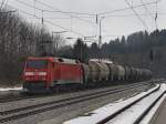 Die 152 159 am 13.03.2010 mit einem Kesselwagenzug bei der Durchfahrt in Aling.