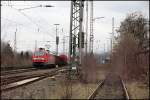 152 053 (9180 6152 053-5 D-DB) steht mit dem Gterzug, Hagen-Kabel -> Vorhalle, in Hagen-Kabel und wartet auf die Abfahrt.