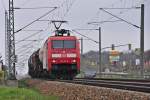 152 131 kommt mit einem  schweren Zug , genannt Lumpi, den Langendorfer Berg bei Stralsund hoch Richtung Rostock am 27.04.2010