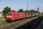 152 035-2 fhrt mit einem Zug Schiebewandwagen (grtenteils von VW) durch Magdeburg-Buckau in Richtung Halle.