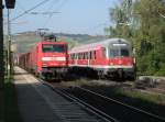Kleiner Treff am 13.10.10 in Himmelstadt zwischen der RB nach Jossa und der 152 045 mit gemischten Gterzug Richtung Wrzburg.