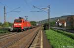 In Thngersheim angekommen,kam zuerst 152 043-6 mit ihrem gemischten Zug,welchen ich schon in Fulda sichten konnte,durch das kleine rtchen gerollt (Thngersheim 21.08.10)