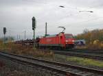 Ungleiches Wettrennen: Whrend die Cantus nach Bebra ausfahrt frei aus dem Stadtbahnhof hat rollt 152 044-4 langsam auf ihr rotes Signal zu.