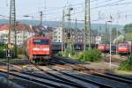 Von Aachen-West kommend zieht 152 004-8 einen langen Gterzug durch durch den Aachener Hbf in Richtung Kln.