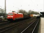 152 154-1 mit einem Gterzug in die Richtung Bremen auf Osnabrck Hauptbahnhof am 7-4-2001.