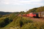 152 092-3 fht kurz hinter Altenbeken mit ihrem Gemischtwarenladen dem Sonnenuntergang entegegen, 03.06.2011.