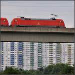 Die Lok über dem Hochhaus -     Bei Stuttgart-Zazenhausen überquert die Schusterbahn das Feuerbacher Tal.