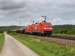 Die 152 103 und die 152 127 am 21.06.2011 mit einem Kesselwagenzug unterwegs bei Plling.