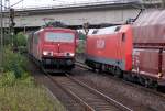 Begegnungen in Wunstorf 155 248-8 und die 152 103-8 mit ihren Güterzügen am 22. Juli 2011 von und nach Nienburg.