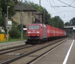 152 042-8 zieht am 3. August 2011 einen Containerzug durch Hochstadt-Marktzeuln Richtung Lichtenfels.
