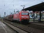 152 003 druchfhrt am 29.Juli 2011 mit einem Autozug aus Richtung Halle kommend, den Bahnhof Merseburg Richtung Weienfels.