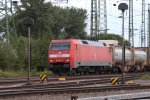 152 161-6 DB kommt mit einem gemschten LKW-Zug aus Richtung Koblenz  und fhrt durch Kln-Gremberg nach Kln-Eifeltor bei Sommerwetter.
