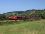 Die 152 057 am 20.08.2011 mit einem Gterzug unterwegs bei Himmelstadt.