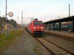 152 100-4 trifft am 29.10.2011 mit einem gemischten Gterzug in Kronach auf Gleis 4 ein. Auf Gleis 1 steht eine weitere BR 152 mit einem Paneuropa/Terratrens Sattelzug. Beide warten auf die ICE berholung.