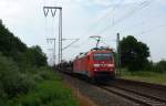 152 102-0 fuhr am 11.06.2012 mit einem Gterzug von Osnabrck nach Emden, hier bei Neermoor.
