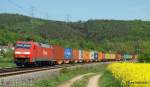 152 006-3 legt sich am 07.05.11 mit einem Containerzug bei Mecklar in eine schöne Linkskurve auf der Fahrt Richtung Bad Hersfeld.