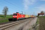 152 028 mit einem Containerzug am 19.04.2012 in Hilperting.