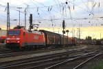 152 076-6 von Railion fhrt mit einem VW-Zug aus Belgien  und fhrt in Richtung Kln bei der Ausfahrt von Aachen-West in der Abendstimmung am 18.9.2012.