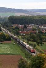 152 142-6 mit einem KLV-Zug bei Himmelstadt. Unten neben dem Signal steht einer von vielen anderen Fuzzis, die an diesem Tag auch im Maintal unterwegs waren ;) (03.10.2012)