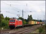 152 031 durcheilt mit einem Containerzug den Bahnhof Eggolsheim am 15.09.2012 in Richtung Norden