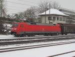 152 144-2 steht am 13. Februar 2013 mit einem gemischten Gterzug auf Gleis 1 in Kronach.
