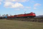 Am 7.April 2013 war 152 035 sdlich von Elze mit einem Containerzug auf dem Weg Richtung Sden.