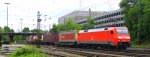 152 036-0 DB kommt aus Richtung Kln,Aachen-Hbf mit einem langen Contanierzug aus Gallarate(I) nach Zeebrugge(B) und fhrt in Aachen-West ein bei Sonne und Wolken am 30.5.2013.